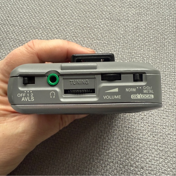 Sony Silver Portable FM/AM Walkman - Picture 8 of 9